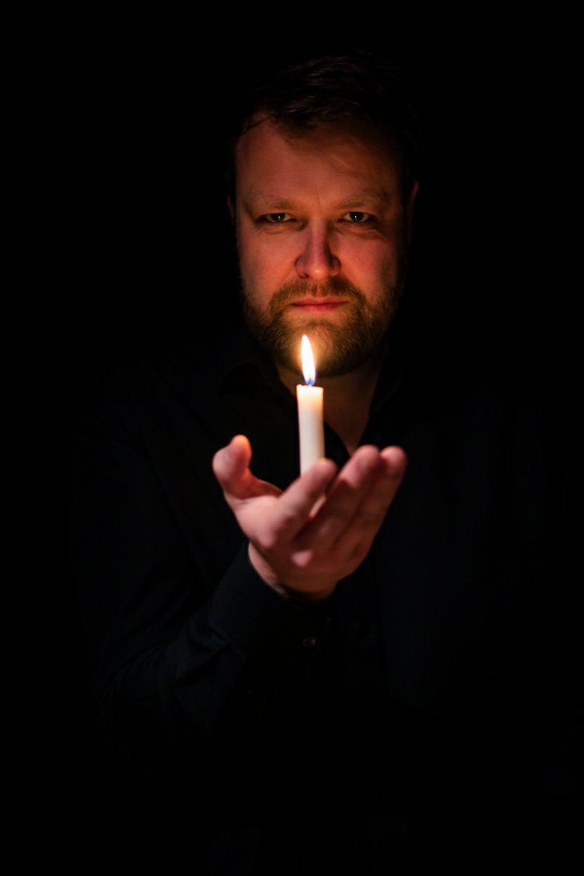 Jelle Gulmans met een brandende kaars in zijn hand
