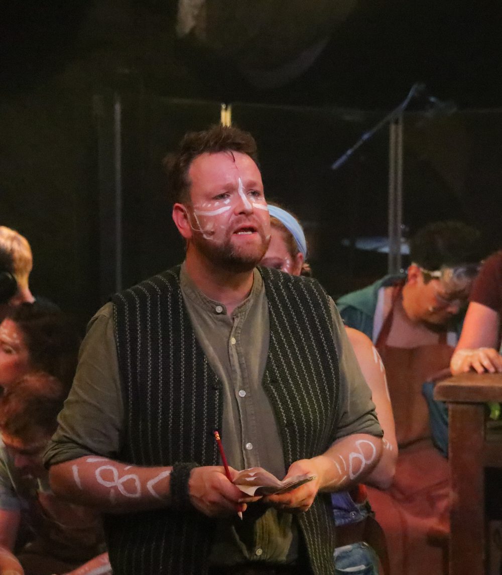Jelle Gulmans met schmink in een scène met de cast